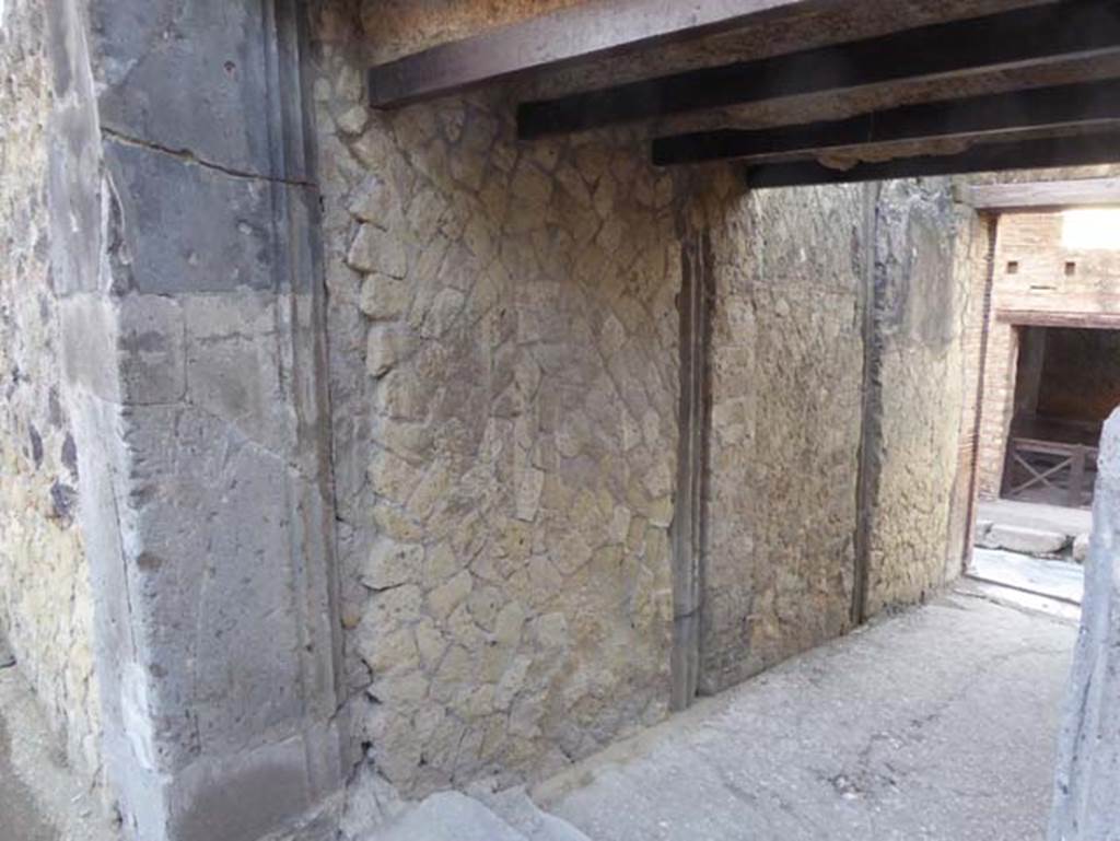 V.35 Herculaneum, September 2015. Looking south along east wall of entrance corridor 13. Photo courtesy of Michael Binns.